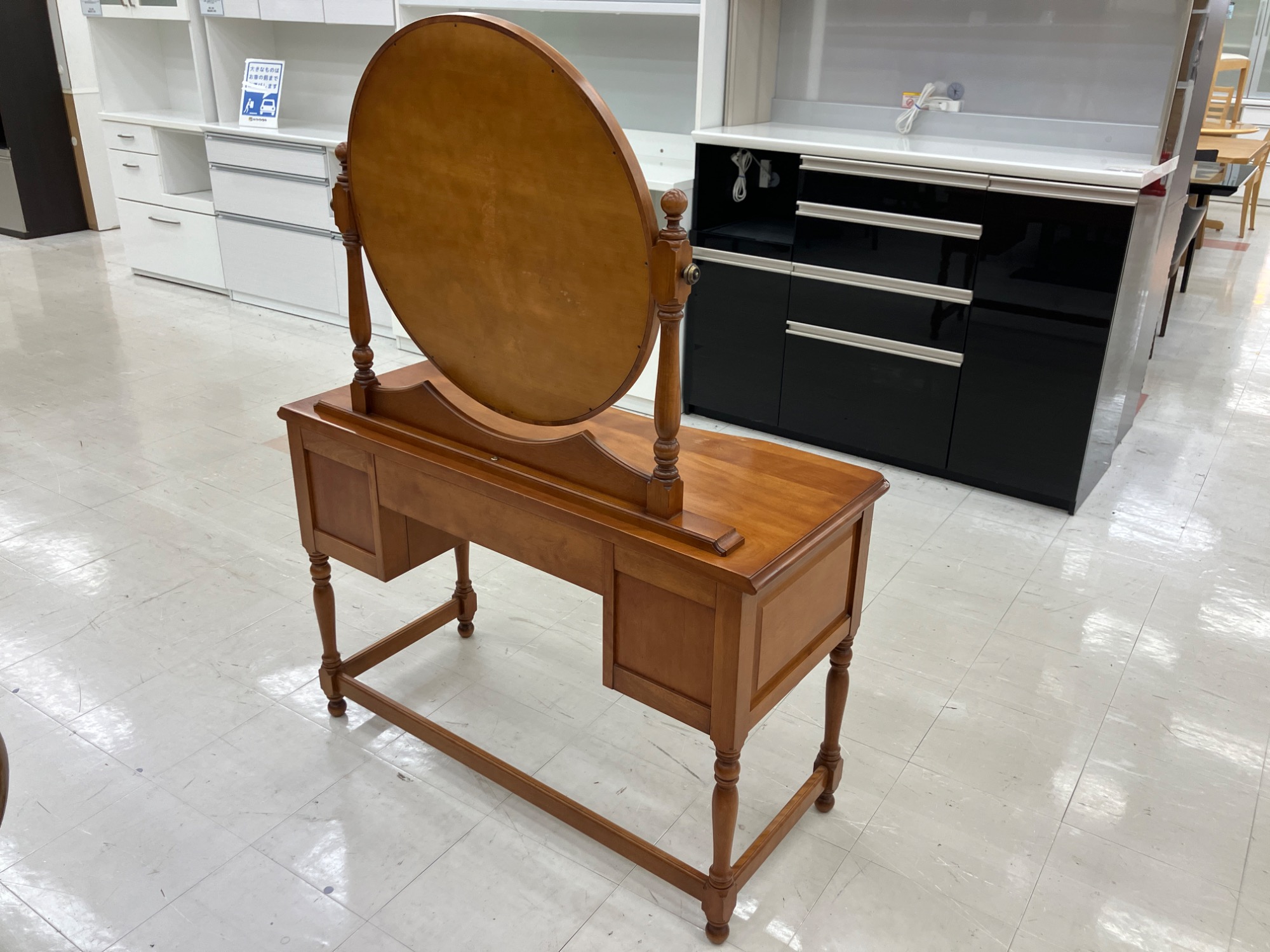 新入荷情報】上質な時間を映すエレガントな鏡台！！横浜ダニエルの