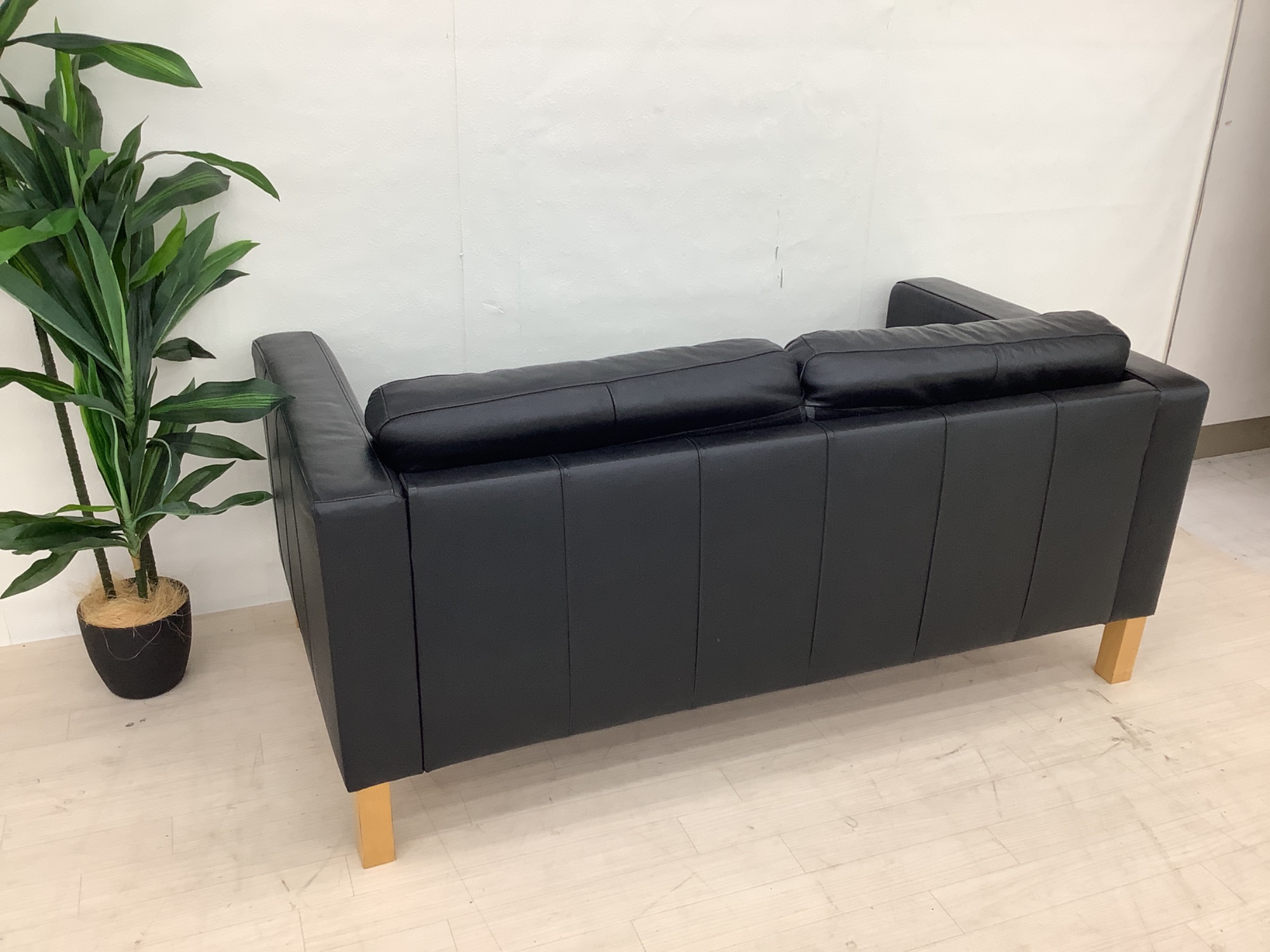 IKEAソファー送料込み 新入荷情報】シンプルなスタイリッシュデザインのIKEAの2人掛けソファ