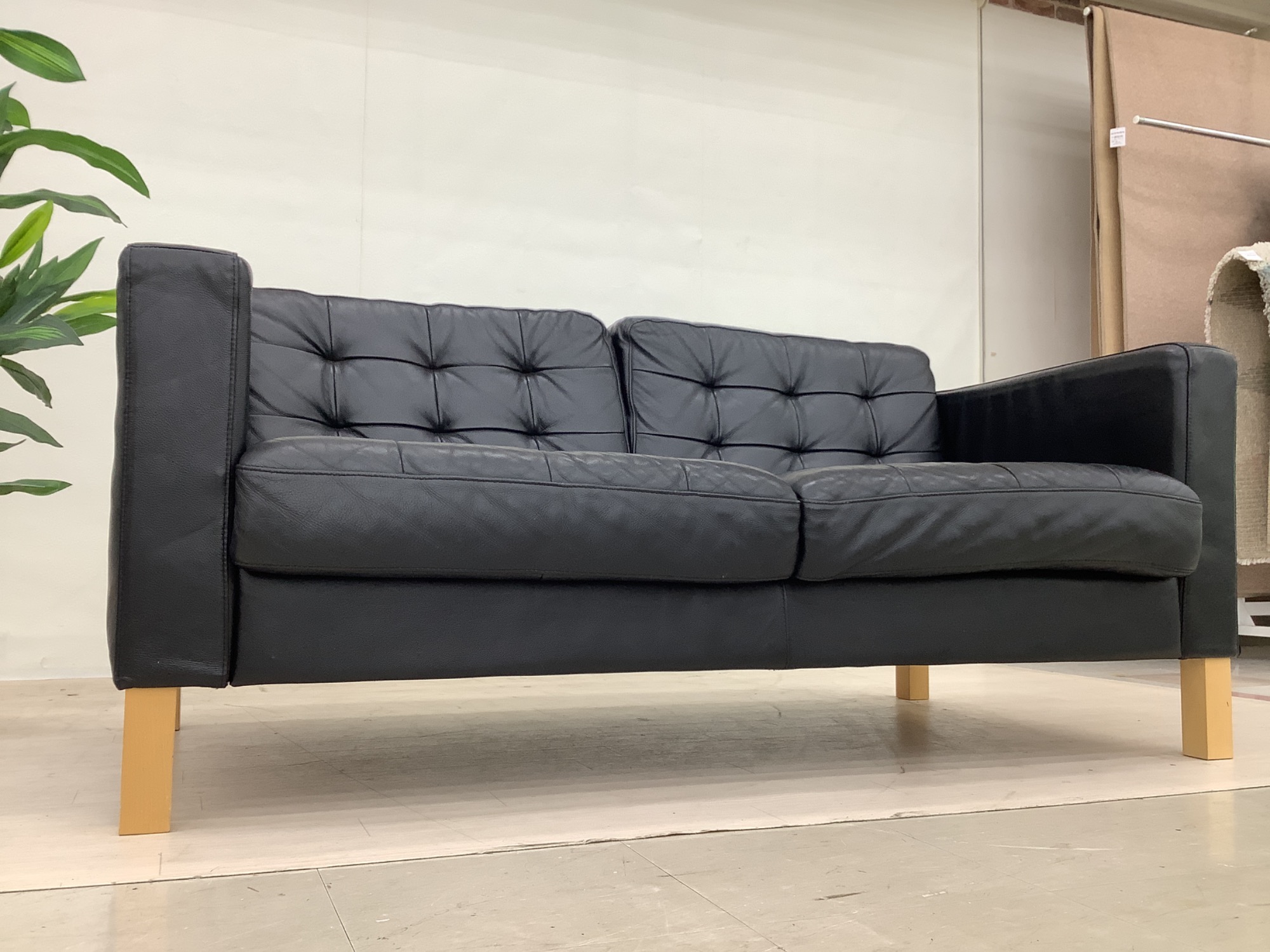 新入荷情報】シンプルなスタイリッシュデザインのIKEAの2人掛けソファ