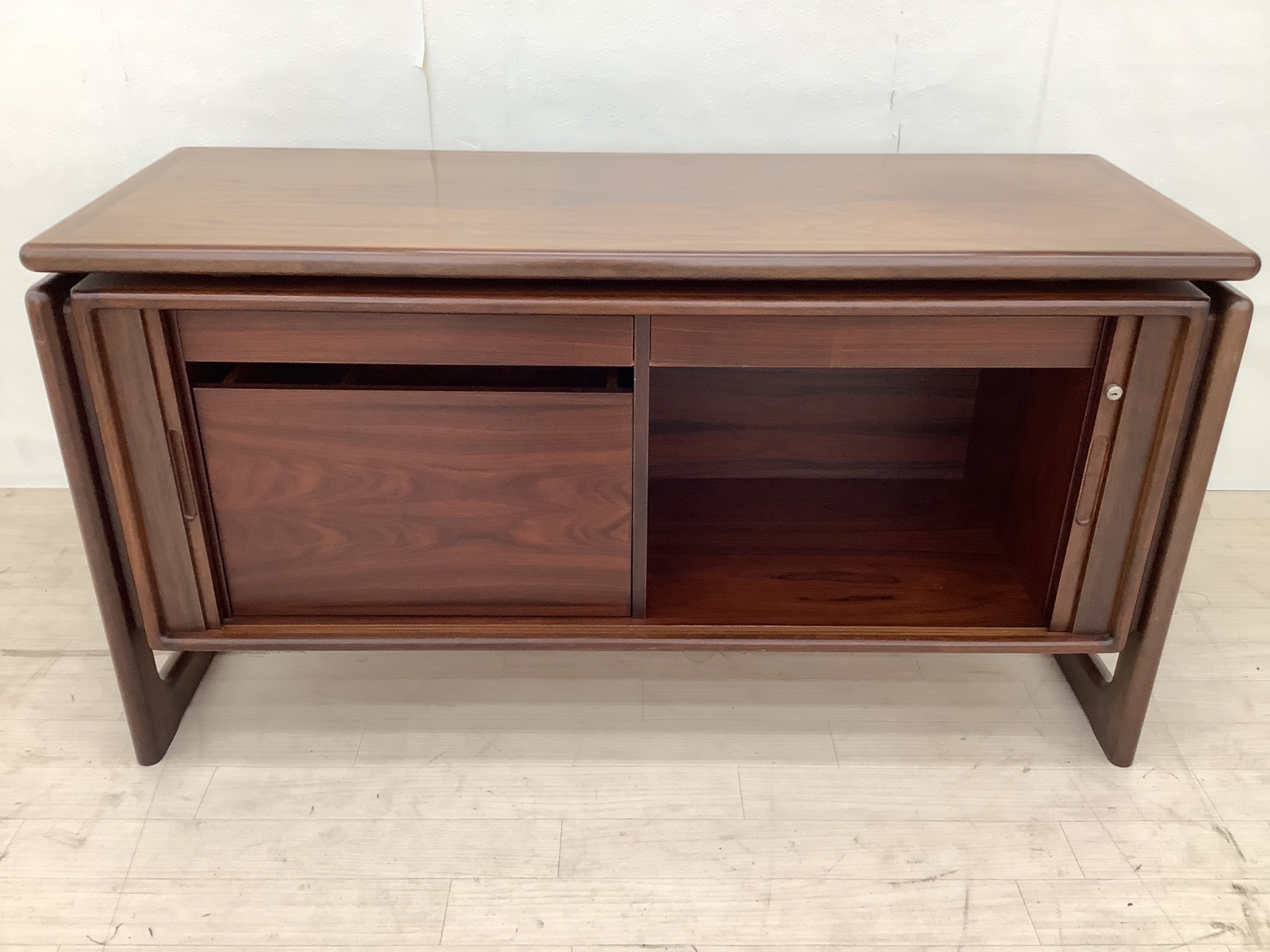 新入荷情報】蛇腹式の扉が魅力の珍しい逸品！Dyrlund(デューロン)の