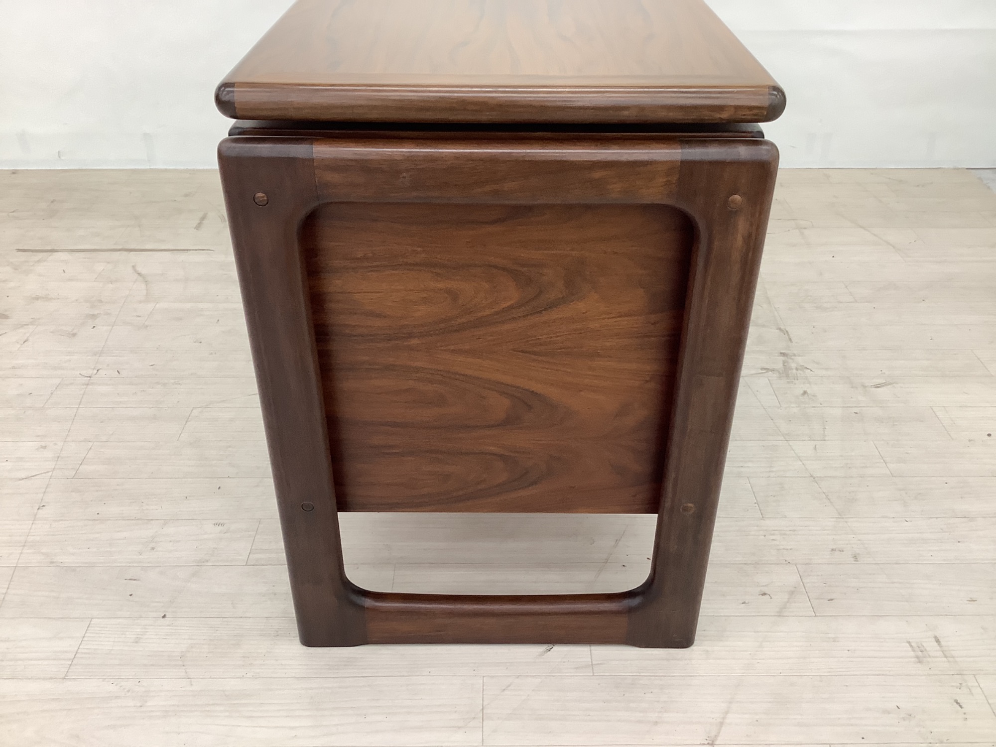 新入荷情報】蛇腹式の扉が魅力の珍しい逸品！Dyrlund(デューロン)の