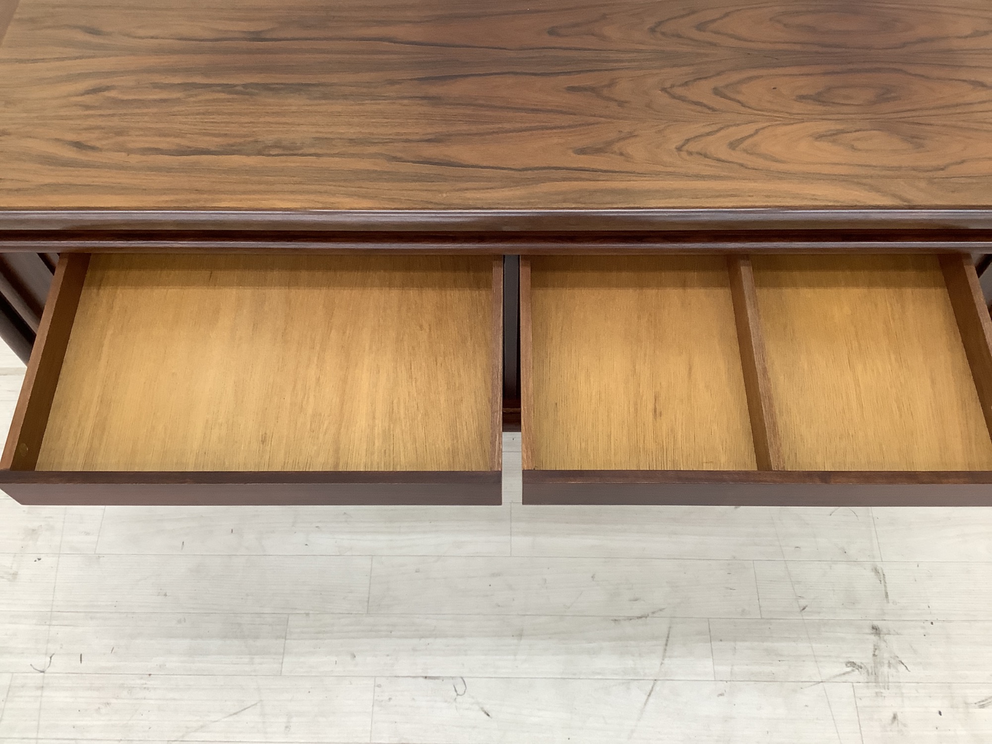 新入荷情報】蛇腹式の扉が魅力の珍しい逸品！Dyrlund(デューロン)の