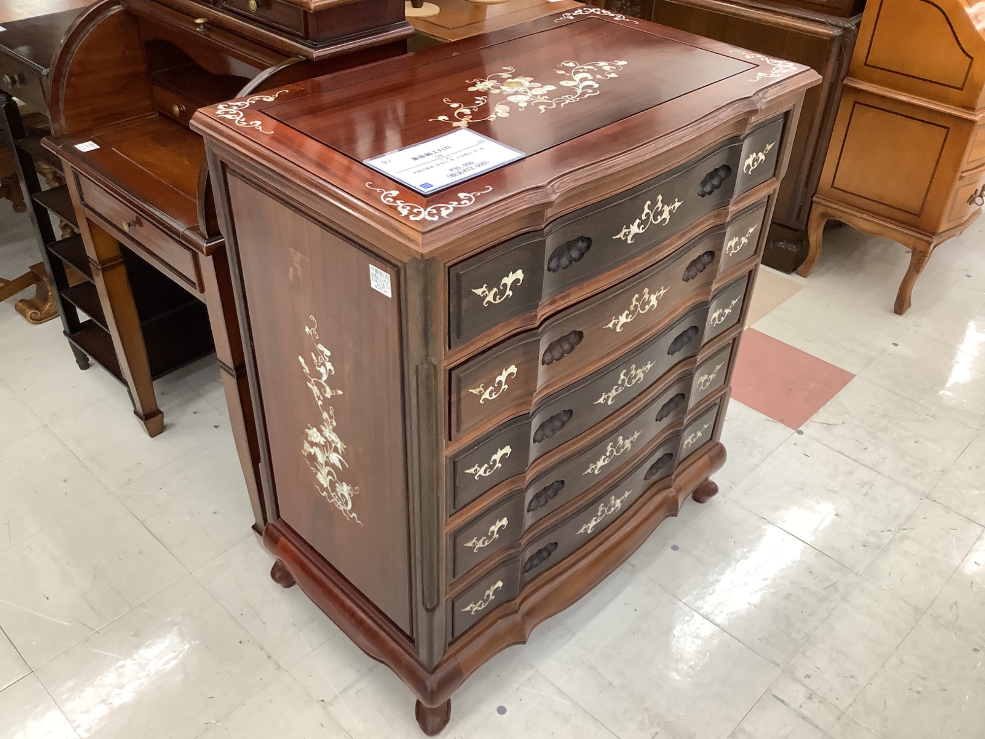 新入荷情報】象嵌加工が施されたアンティークチェストが入荷しました