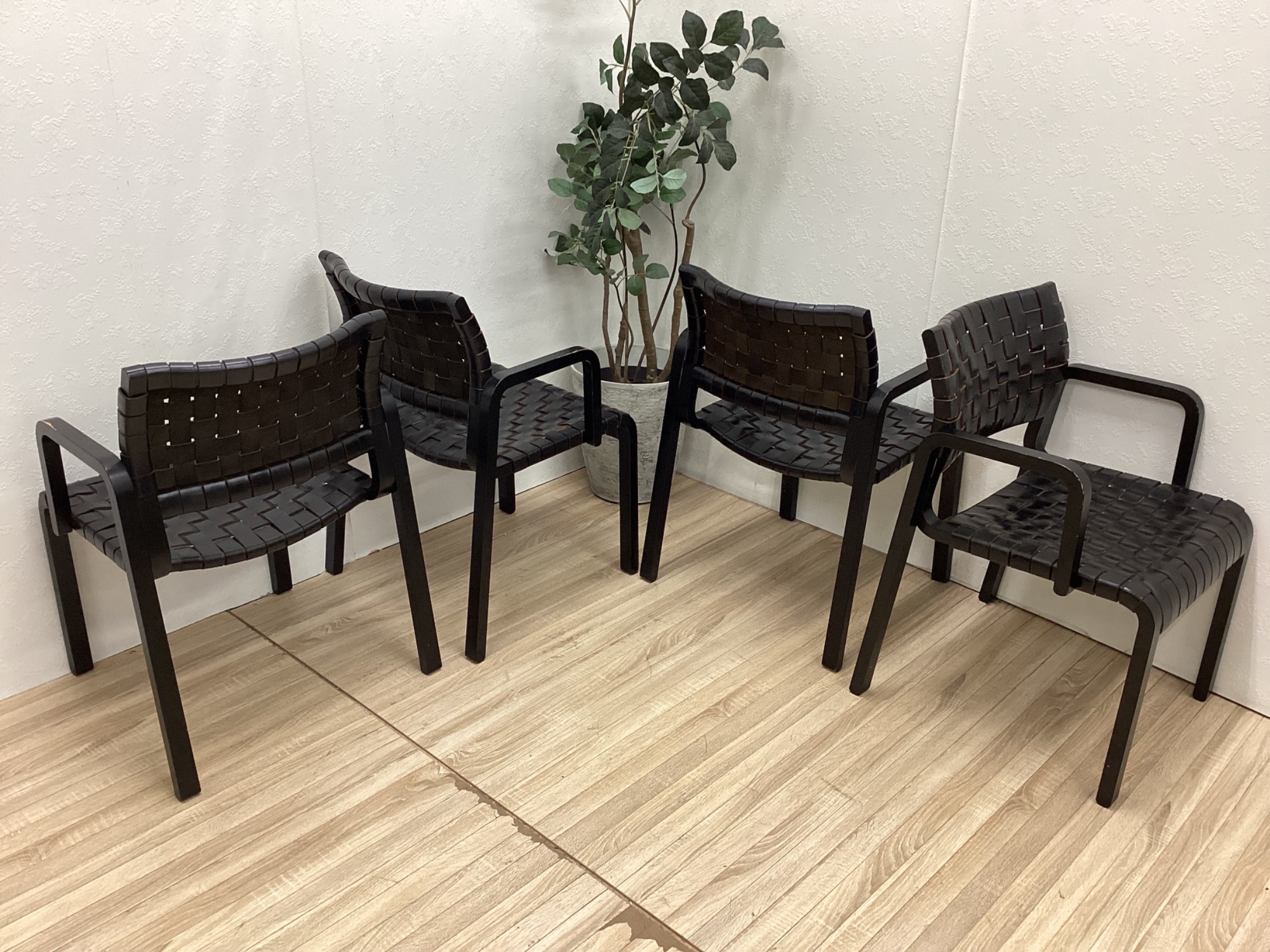 お値段見直しました！】革の弾力を感じる座り心地！arflex