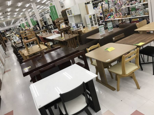 ダイニングセットのデスク