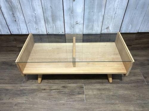 家具のテーブル