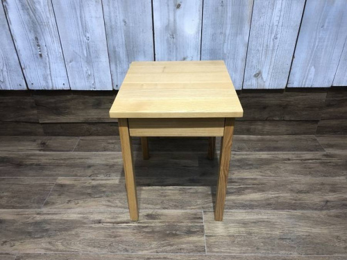 テーブルのデスク