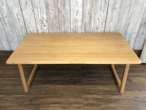 ダイニングセットのソファ