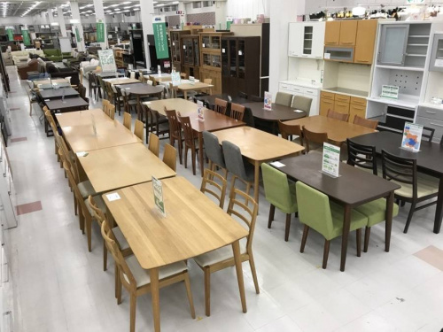 ダイニングセットのテーブル