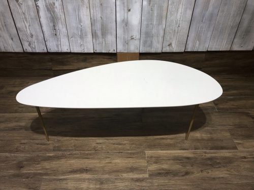 家具のテーブル