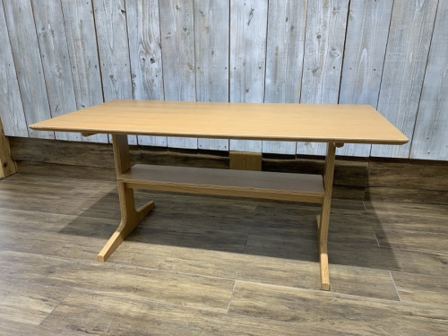 家具のテーブル