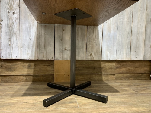 ACME Furnitureのインダストリアル