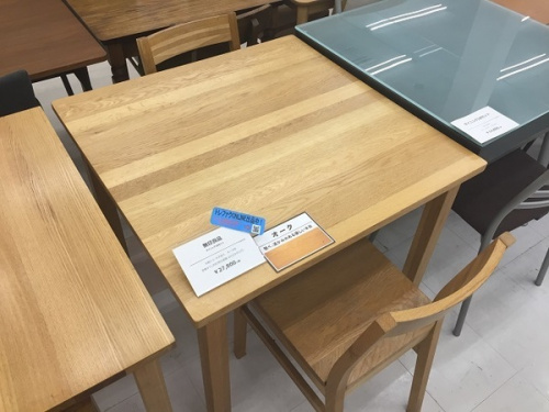 ダイニングセットのテーブル