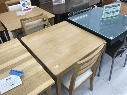 ダイニングセットのテーブル