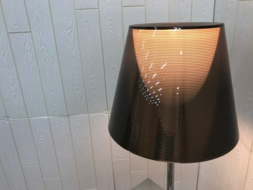 フロアスタンドのFLOS