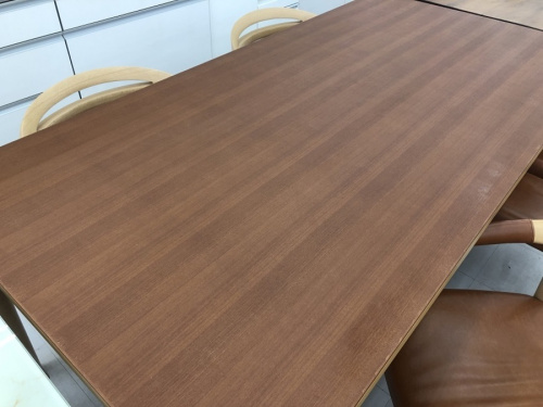 ダイニングセットのダイニングテーブル