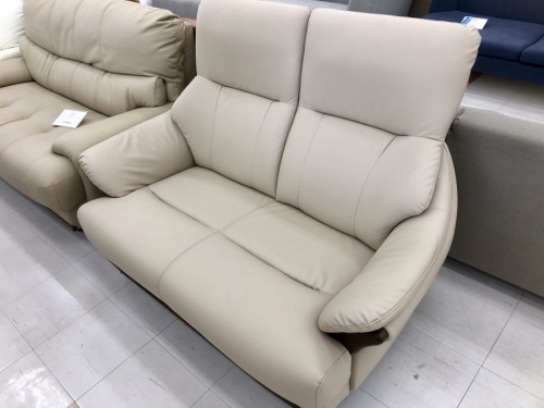 ソファーの食器棚