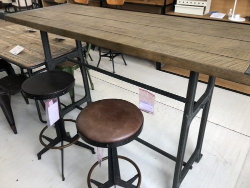 中古家具のテーブル