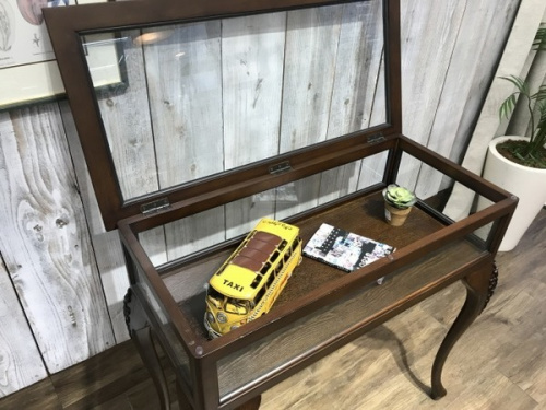 飾り棚のキャビネット