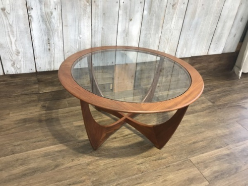 中古家具のテーブル