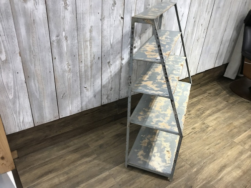 インダストリアルのシェルフ