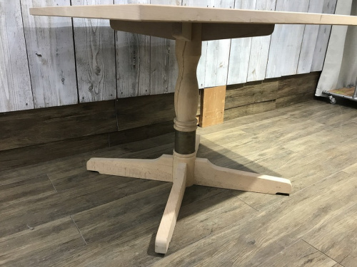 カフェテーブル　中古の北欧デザイン