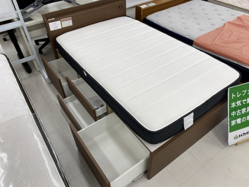 ベッドのセミダブルベッド