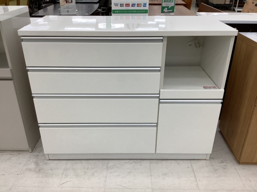 キッチンカウンターの食器棚