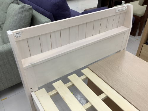 中古家具のベッド