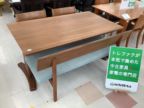 生活家具のテーブル