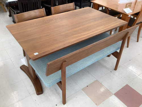 テーブルのダイニング4点セット