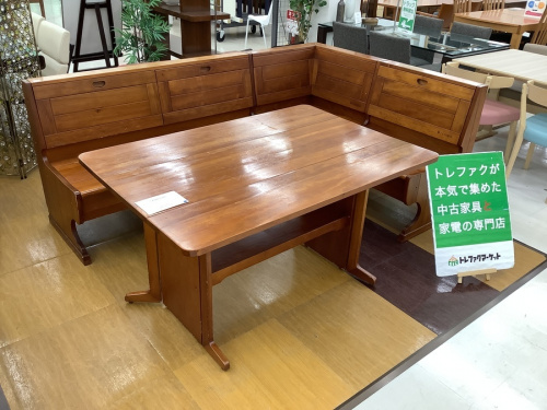生活家具のテーブル