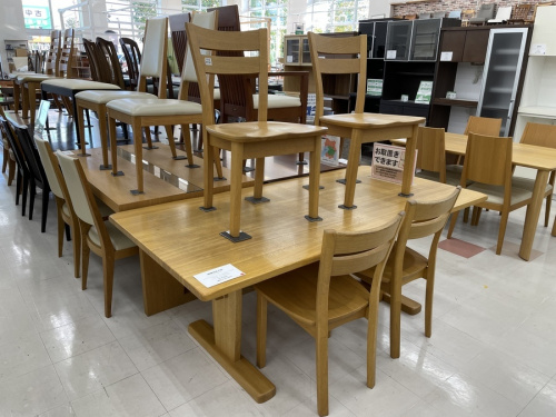 モーダエンカーサのダイニングセット