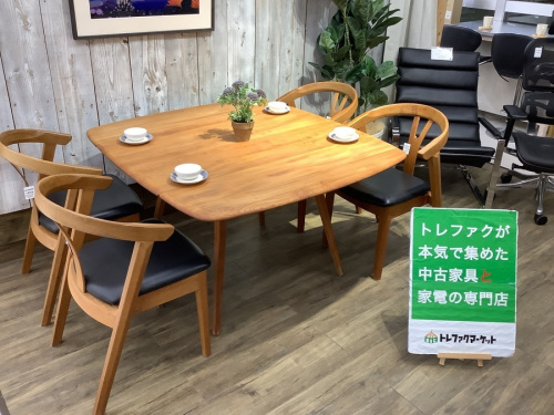 中古家具のテーブル