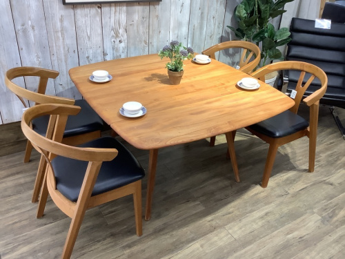 テーブルのバタフライテーブル