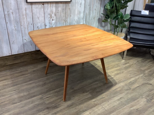 バタフライテーブルのERCOL