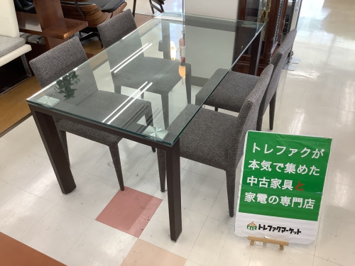 生活家具のテーブル