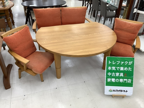 生活家具のテーブル