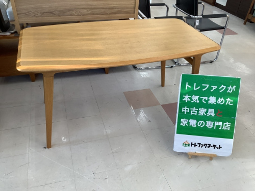 生活家具のテーブル