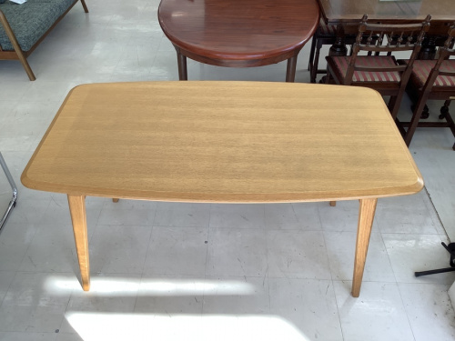 テーブルのダイニングテーブル