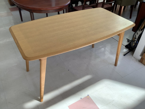 ダイニングテーブルのIDEE