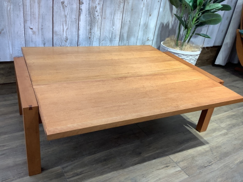 新入荷のテーブル