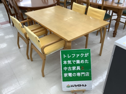 生活家具のテーブル