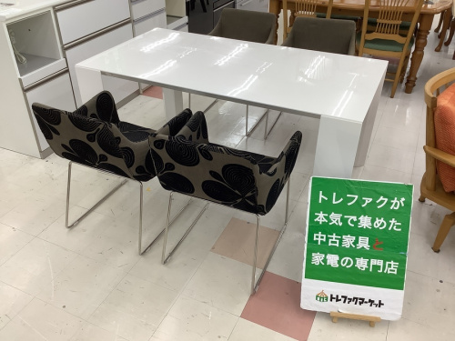 生活家具のテーブル