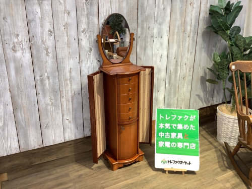 中古家具のジュエリーキャビネット