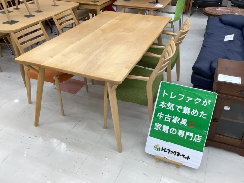生活家具のテーブル