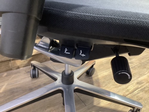 INSPINEのワークチェア