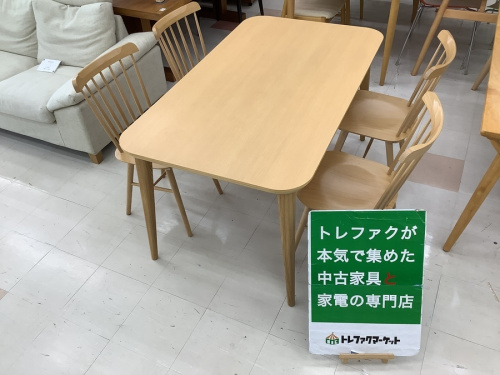 生活家具のテーブル