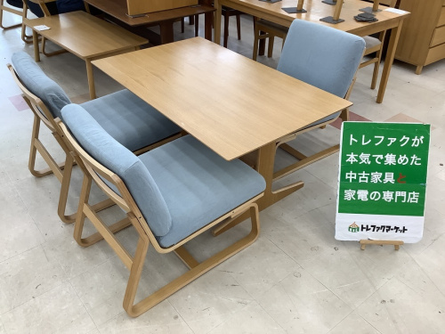 生活家具のテーブル