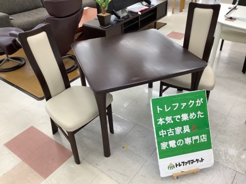 生活家具のテーブル